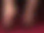 Feticista dei piedi: la padrona mi stuzzica con i suoi meravigliosi archi alti e nudi, indossando delle mules di pelle nera.