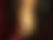 Con strati di collant super lucidi e tacchi a spillo.