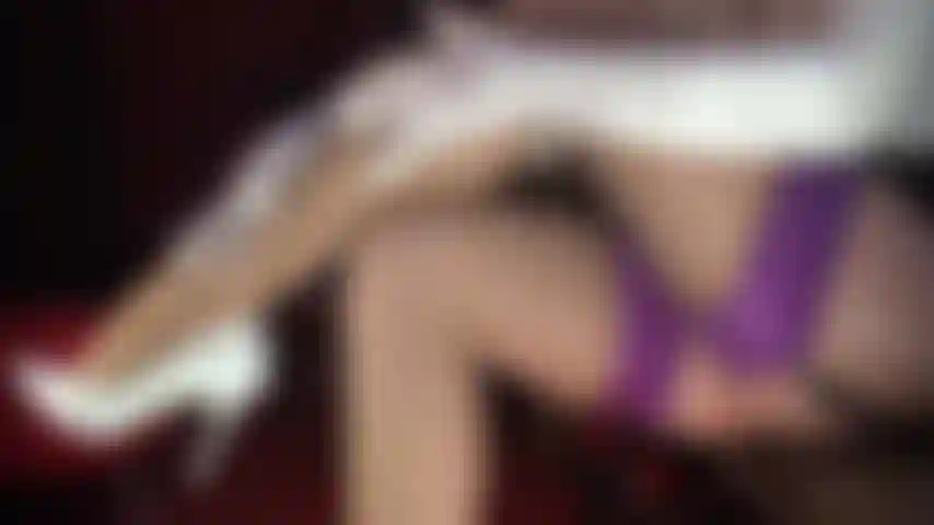 Gambe, così perfette - adora le gambe immacolate della mistress in splendide calze con cucitura nude color viola, sovrapposte e abbinate a tacchi bianchi e guanti di seta. (Femdom, gambe con calze, adorazione delle gambe, stiletti, guanti di raso, nylon, giarrettiere, reggicalze, tacchi alti).