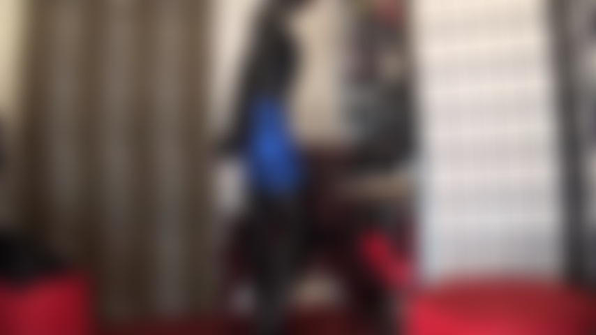 Intensa adorazione fetish: la padrona vivian è vestita con spandex extra attillato e vinile lucido, con lunghi stivali allacciati, corsetto, guanti in pvc e cappuccio in lycra.