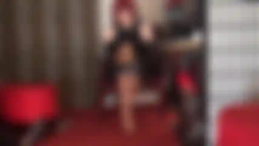 Una trappola per il cazzo in bellissime calze di pizzo grigio wolford sopra un collant lucido. Gambe in nylon, calze di seta, gambe incrociate e il tuo cazzo da schiavo palpitante intrappolato tra di loro...