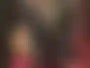 Indosso una tuta attillata in lycra spandex, stivali di pelle, guanti e un lungo cappotto di pelle.