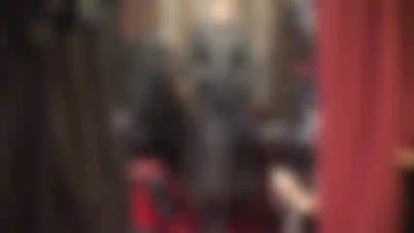 Una maestra di culto, con un bellissimo lungo cappotto di pelle, stivali alti e guanti.