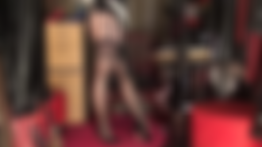 Che si masturba con le calze: la padrona si masturba e spinge il suo enorme cazzo nero, indossando un completo incredibilmente sexy con calze a strati con cuciture sopra collant lucidi, reggicalze a 12 cinghie e sexy décolleté di vernice.