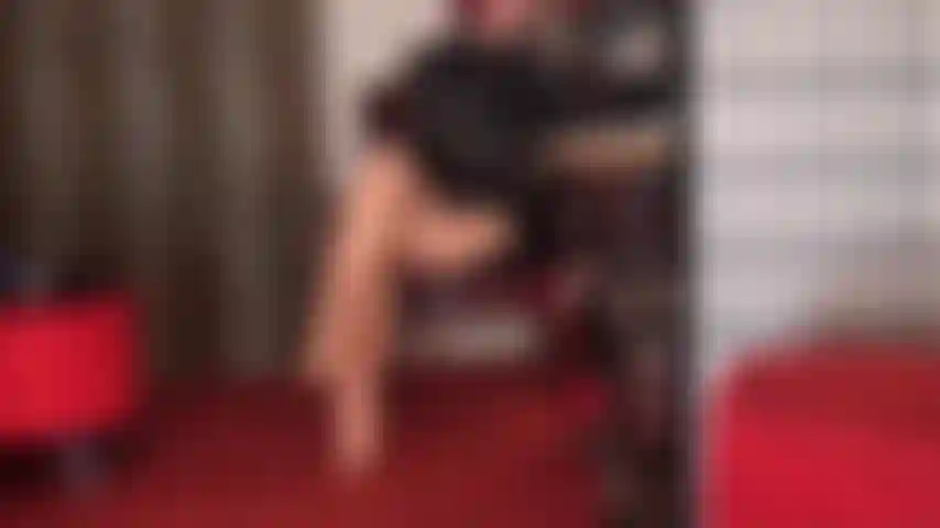 Non esiste cosa come troppa lucentezza! Ti piacciono i tuoi collant extra lucidi? Che ne dici di un doppio strato di collant color sabbia lucido?