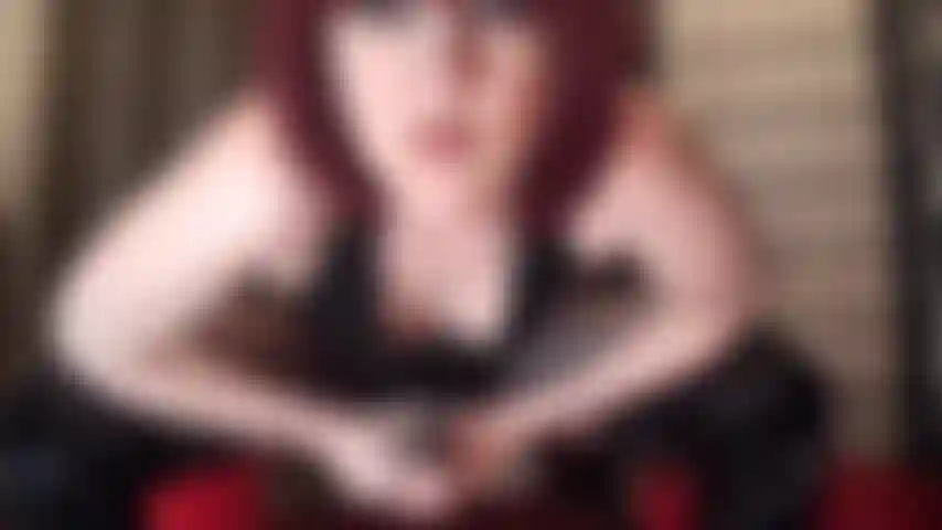 Questo cazzo gigante è tuo: la padrona ti mostra come ti riempirà con il suo grosso cazzo.