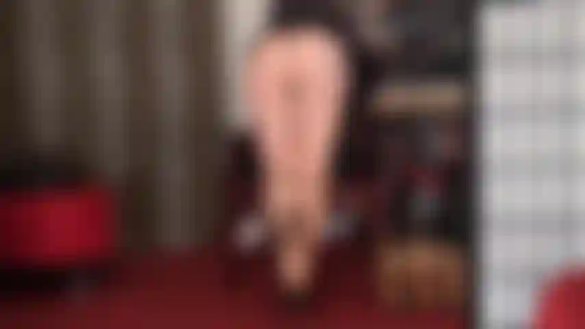 Gambe di collant super sexy con cuciture color carne: un meraviglioso paio di calze di nylon in una tonalità quasi impercettibile di color carne, con la cucitura nera più sexy che sale sulle lunghe gambe della mia padrona.