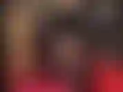 Con delle calze autoreggenti sexy in pizzo, delle ciabatte aperte in punta e un grosso dildo strap-on nero. Cosa c'è che non va? Venuta per adorare la tua ascesa.