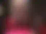 La padrona mostra le sue fantastiche gambe lunghe in collant neri e tacchi lucidi. Gambe che arrivano fino al suo incredibile sedere rotondo in una tuta attillata in perizoma di pvc.