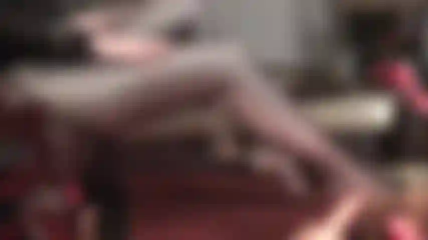 Footjob, schiacciamento di palle, adorazione delle gambe: i collant in lycra lucida leohex stuzzicano il tuo cazzo e le tue palle. ( Curiosità: si tratta di collant neri trasparenti sovrapposti a uno strato di spandex bianco lucido. Un look così sexy!).