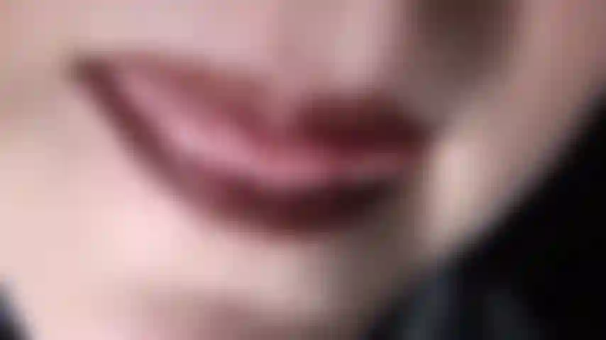 Capelli neri, guanti di pelle e giochi con lo sputo: desideri assaporare queste labbra e sentire la mia lingua, desideri bere la saliva calda dalla mia bocca e sentire i miei guanti di pelle che ti stuzzicano.