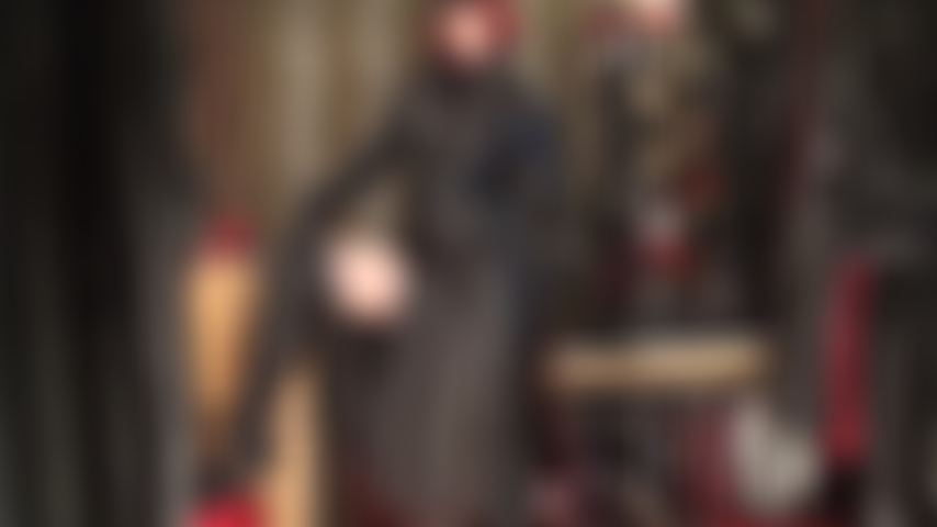 La dea della pelle sa cosa ti fa battere il cuore: una padrona vestita completamente di pelle nera, con cappello, stivali alti, lungo cappotto e meravigliosi guanti che puoi toccare e assaggiare.