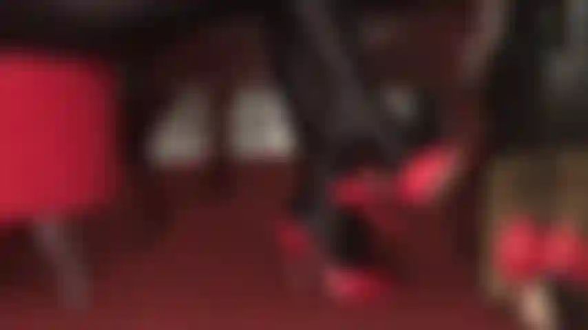 Controllata da sandali con tacco alto in pelle: come sottomessa ai piedi della padrona e pulitrice di scarpe, il tuo posto è ai suoi piedi perfetti.