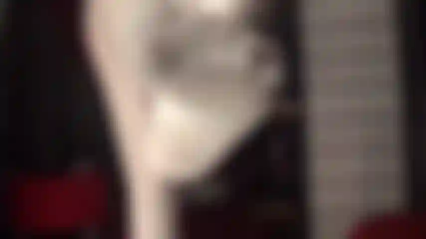 Dominatrice con strapon e bbc ricoperto di nylon in collant bianchi lucidi: la padrona indossa i suoi collant bianchi lucidi, infila un lungo cazzo nero e lo copre con una calza bianca per prendere il tuo culo da puttana.