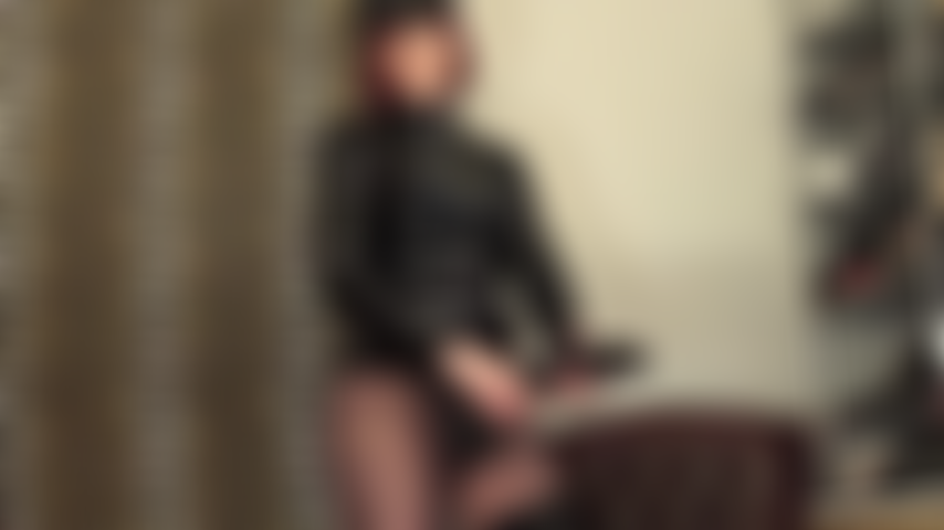 La tua padrona in pvc lucido è dell'umore giusto per farti un bel pegging duro con uno dei suoi enormi strap-on neri.