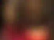 Calze di lattice trasparenti e calde, stuzzico i piedi e adoro il culo con una gonna di gomma attillata.