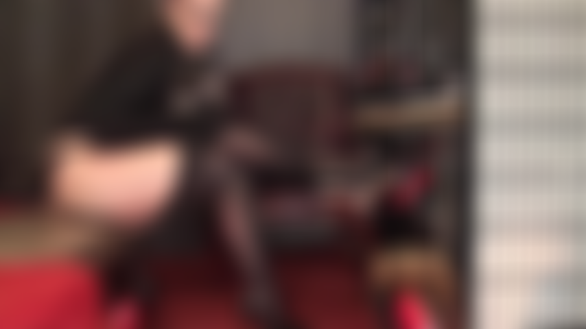 Feticista delle gambe incrociate: la padrona accarezza il cazzo del tuo schiavo con i suoi sexy tacchi a spillo neri verniciati e i suoi collant lucidi con giarrettiera.