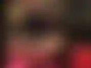 La padrona si accovaccia in una tuta di vinile lucido, collant e tacchi alti, mostrandoti esattamente come devi accarezzare il cazzo del tuo schiavo, usare saliva o lubrificante, muovere i fianchi, lavorare quel cazzo per me.