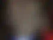 La padrona mi stuzzica con le sue curve in una tuta attillata, un paio di pantaloncini di raso blu acceso e stivali neri alti e lucidi prima di stuzzicare il cazzo.