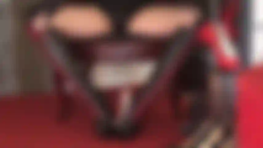 Tra queste cosce di collant e stivali fetish allacciati, la tua schiava riesce a malapena a sopportare le prese in giro e le torture ricevute dagli stivali di pelle e dalla frusta della padrona, mentre ti inginocchi in adorazione tra le sue cosce di nylon setoso.