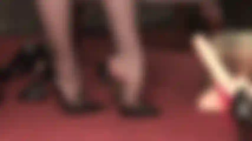 I tacchi a spillo dominano il tuo mondo: calze di nylon sexy, tacchi altissimi e una padrona che incombe su di te, giocando con il tuo piccolo cazzo...