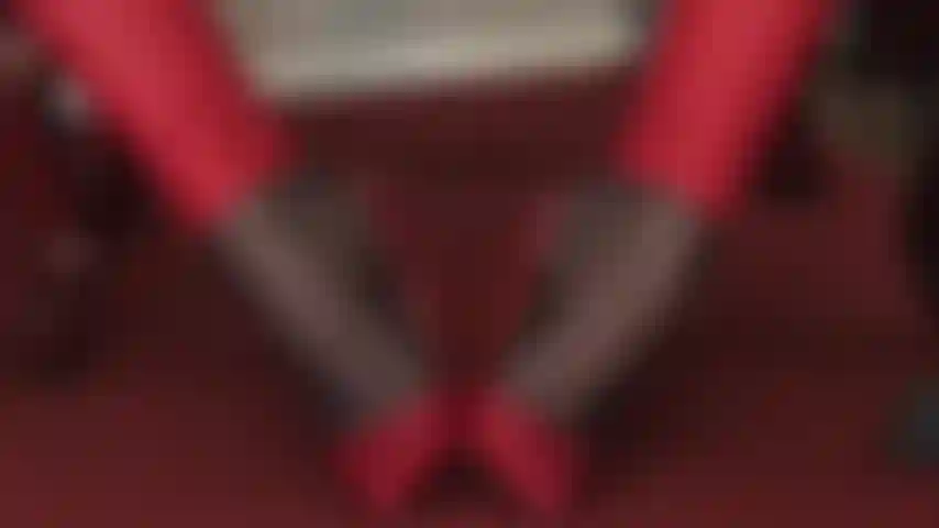 Ammira gli incredibili archi della signora vivian nelle sue décolleté in pelle rossa e nelle calze di nylon nere.