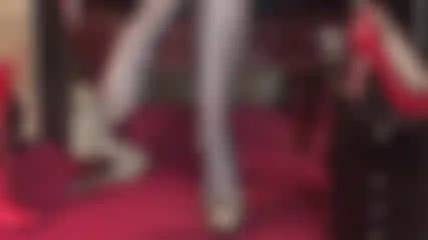 Guarda la regina penzolante con i suoi collant neri super trasparenti e le sue décolleté con plateau e stampa leopardata.