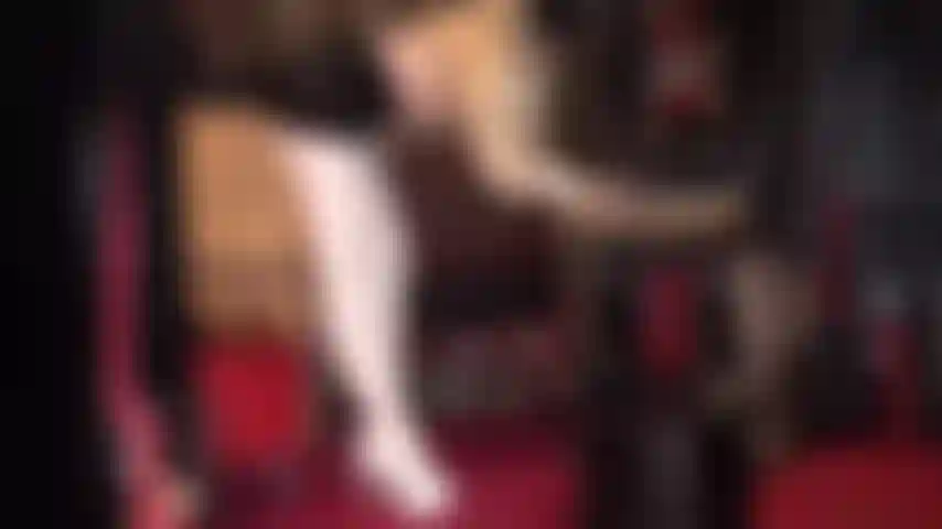 Faccio lavori manuali con lattice, raso, calze lucide e guanti di gomma.