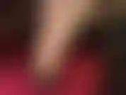 Piedi nudi in scarpe nere e lucide, dita sexy, archi plantari alti, unghie dei piedi smaltate di rosso (una cosa rara) e piante morbide e umide.