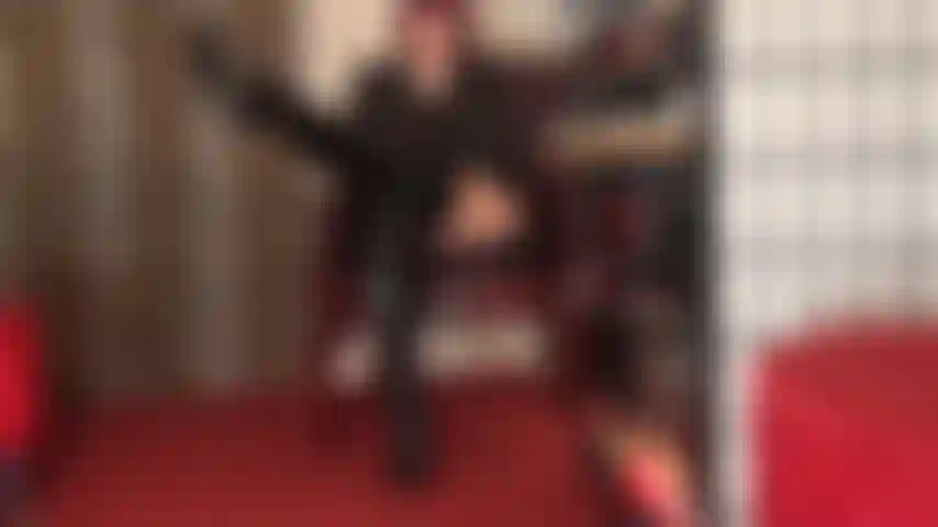 Stivali lucidi fetish sopra il ginocchio - la padrona vivian è vestita di pelle con dei fantastici stivali lucidi a spillo lunghi fino alla coscia che sei davvero fortunata ad adorare.