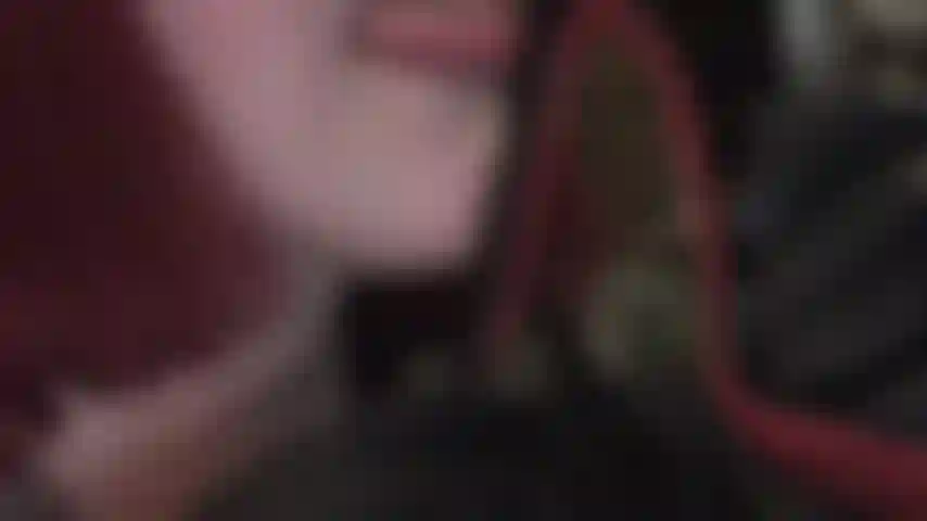 Con una lingua calda e tacchi alti sexy.