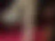 Tacchi alti bianchi e collant bianchi lucidi, penzoloni, gioco di scarpe.