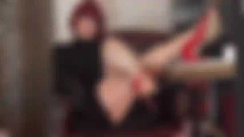 Una sexy boss con le sue lunghe gambe lucide e i tacchi appoggiati sulla scrivania.