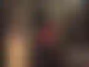 Più strati di lattice: tuta, guanti, cappuccio, gonna e giacca nera attillata. L'outfit fetish perfetto da adorare.