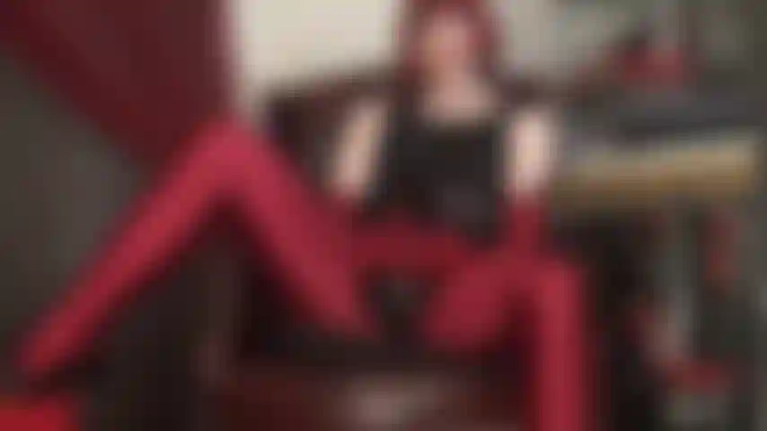 La padrona è la tua nutrice di sperma: ha bisogno della tua bocca da troia su tutto il suo grosso cazzo. Apri bene e succhialo bene!