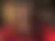 Indosso una minigonna di pelle nera e collant con tacchi a spillo.