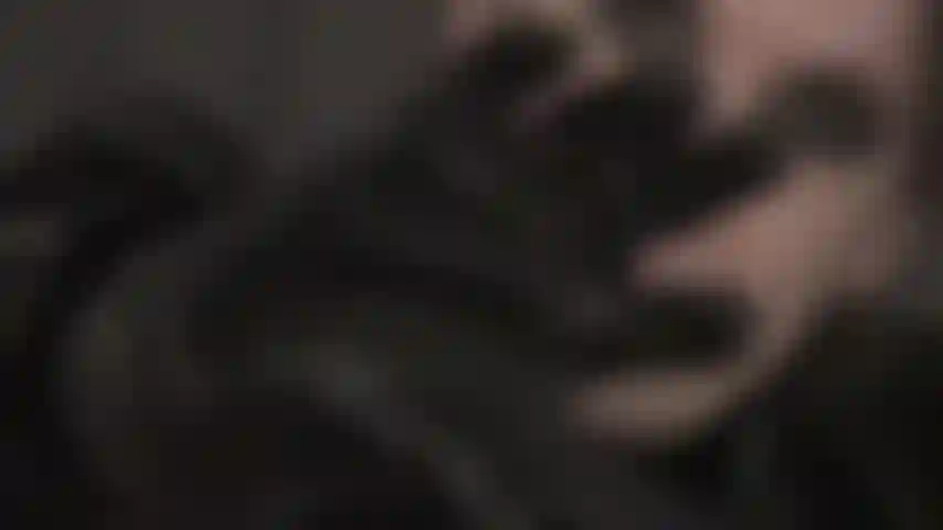 Seducenti guanti neri di pelle hanno potere su di te.
