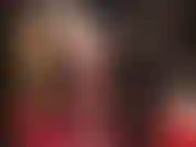 Guarda la mia padrona mentre indossa collant neri trasparenti e leggings neri attillati, mentre mi stuzzica con le sue dita dei piedi sexy che si muovono e le morbide suole in nylon in primo piano.