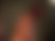 Cappotti e giacche di pelle, feticismo per i colletti alzati. La padrona mostra alcuni dei suoi cappotti di pelle e alza i colletti.