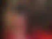 Munta dalla tua dea in lattice con delle calze di pizzo bianco sopra delle calze di gomma rosse e dei tacchi bianchi.