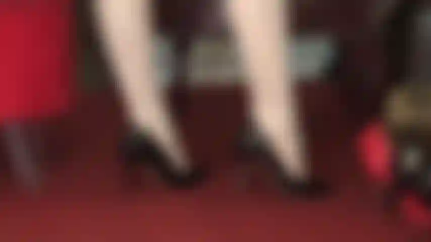 Calze bianche lucide, feticismo dei piedi, adorazione e immersione nei tacchi alti, giochi con le scarpe: la padrona vivian tenta con i suoi bellissimi piedi in nylon con le sue décolleté nere lucide.