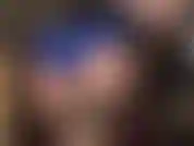 Pantaloncini di raso lucido: sono fantastici! La padrona indossa pantaloncini di raso extra lucidi dorati e blu sopra strati di collant e calze.