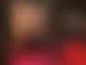 La padrona rivela cosa c'è sotto questa sexy gonna lunga in pelle nera mentre la solleva lentamente, stuzzicandola con collant color carne lisci come la seta e stivali in pelle.