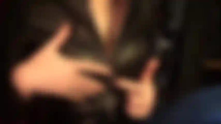 La provocazione della cerniera abbassata rivela la sua meravigliosa scollatura. La padrona vivian sa esattamente cosa ti fa bollire il sangue... La provocazione della sua cerniera abbassata rivela la sua meravigliosa scollatura.