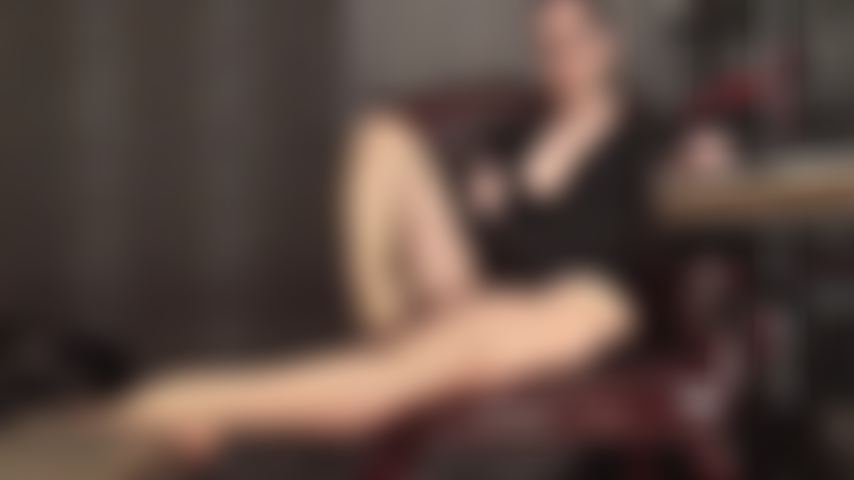 Una seduzione sensuale con i collant e i capelli della padrona tirati indietro.