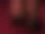 Con i piedi calzati in lattice e le scarpe peeptoe con tacco in acciaio: guarda queste belle dita dei piedi spuntare da tacchi alti e sexy.