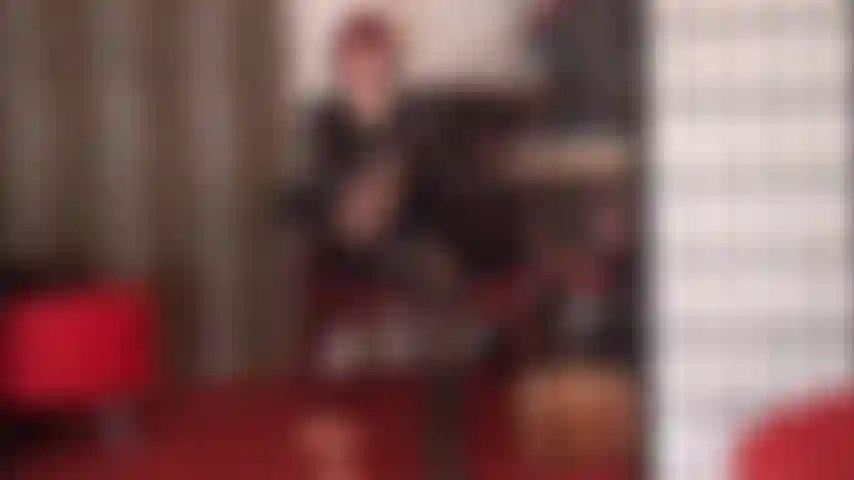 Che si abbandona al tuo feticismo per i piedi con le gambe sollevate in collant neri lucidi e lucidi.