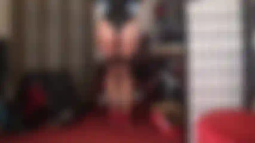 Amante del nylon, adoratrice del culo, come se i collant color sabbia e le calze marroni a strati non fossero abbastanza eccitanti... La padrona completa il tutto aggiungendo un ulteriore strato di collant neri.