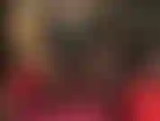 Con un piede corto e un enorme strap-on nero.