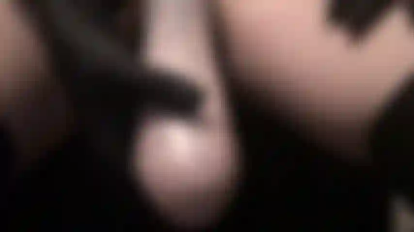 Una dominatrice in pelle con uno strap-on voluminoso e un frustino. Sentirai questo grosso e carnoso cazzo spinto in profondità nel tuo buco da troia, piegato in avanti, frustato dal frustino della padrona.